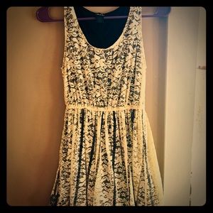 Vintage look - Nlack and white lace dress